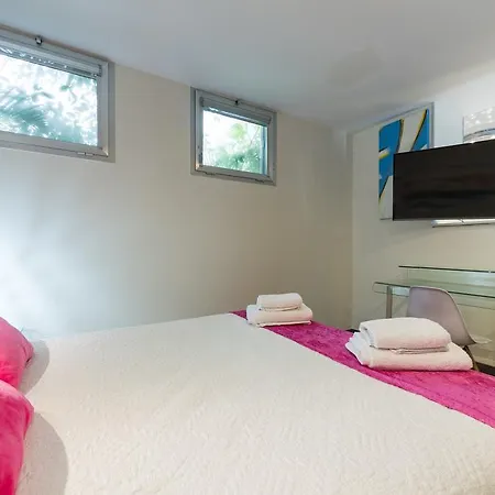 委拉奇兹花园阁楼套房公寓 *